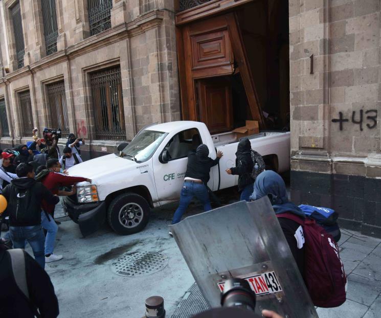 AMLO descarta presentar denuncia por daños a puerta de PN