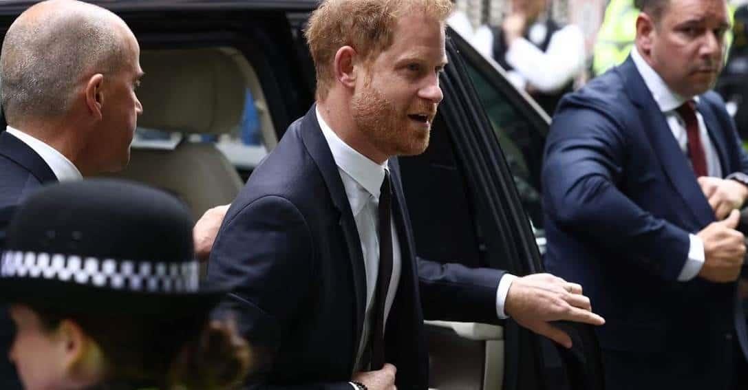 Subastan ropa interior que el príncipe Harry usó en fiesta salvaje