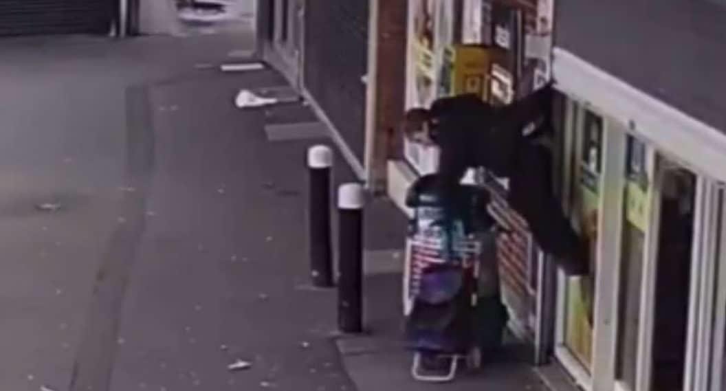 Mujer queda colgando de cortina de tienda en Gales; se vuelve viral