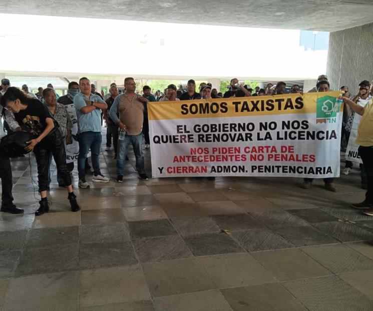 Protestan taxistas afuera del Congreso local