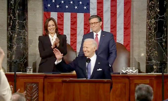 Arremete Biden contra Putin y Trump