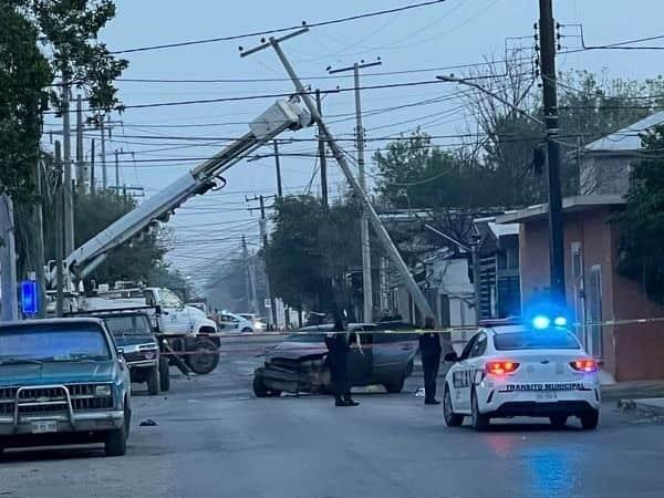 Se estrella contra poste y pierde la vida en Linares