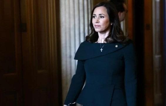 Republicana Katie Britt critica a Biden sobre su política migratoria