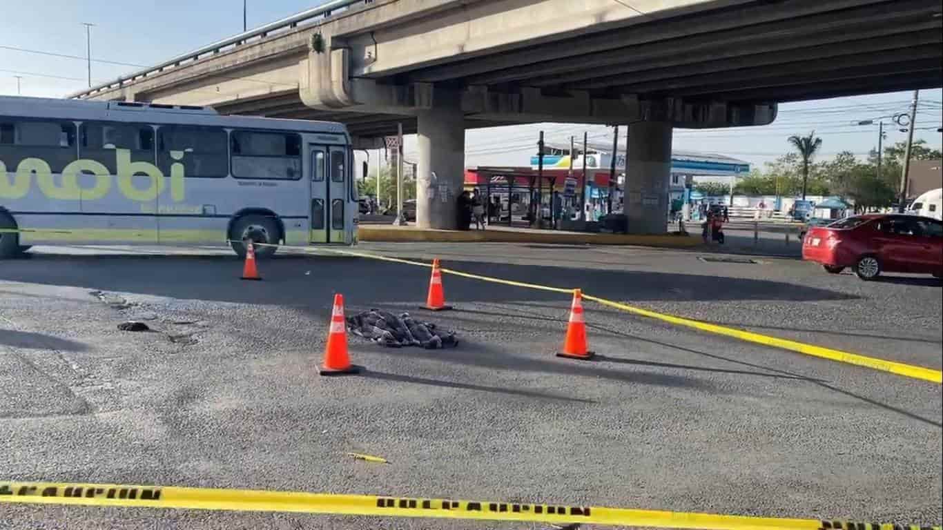 Un limpiavidrios perdió la vida al ser atropellado en un crucero del municipio de Guadalupe, cuando se atravesó al paso de los vehículos.