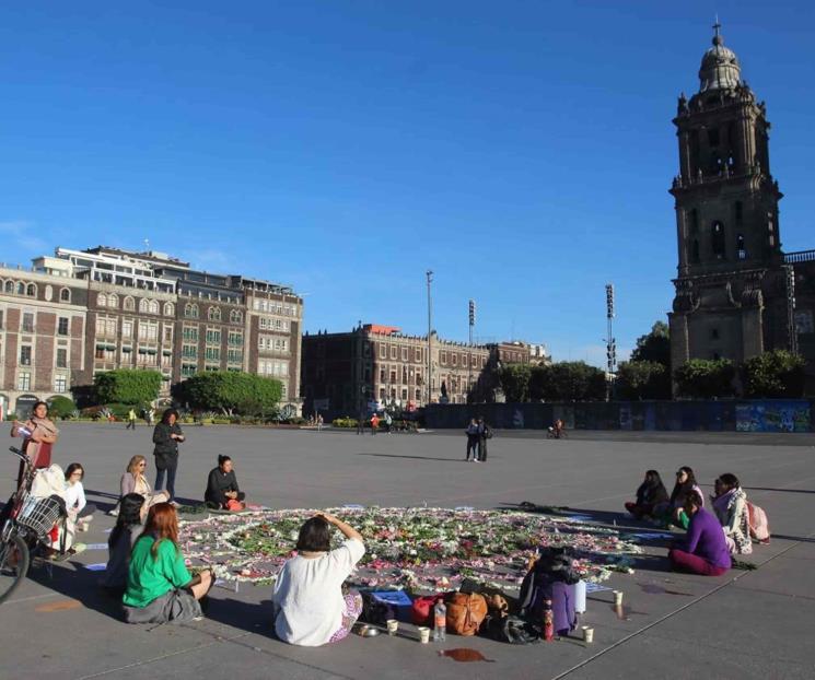 AMLO llama a mujeres a manifestarse de manera pacífica y sin capucha