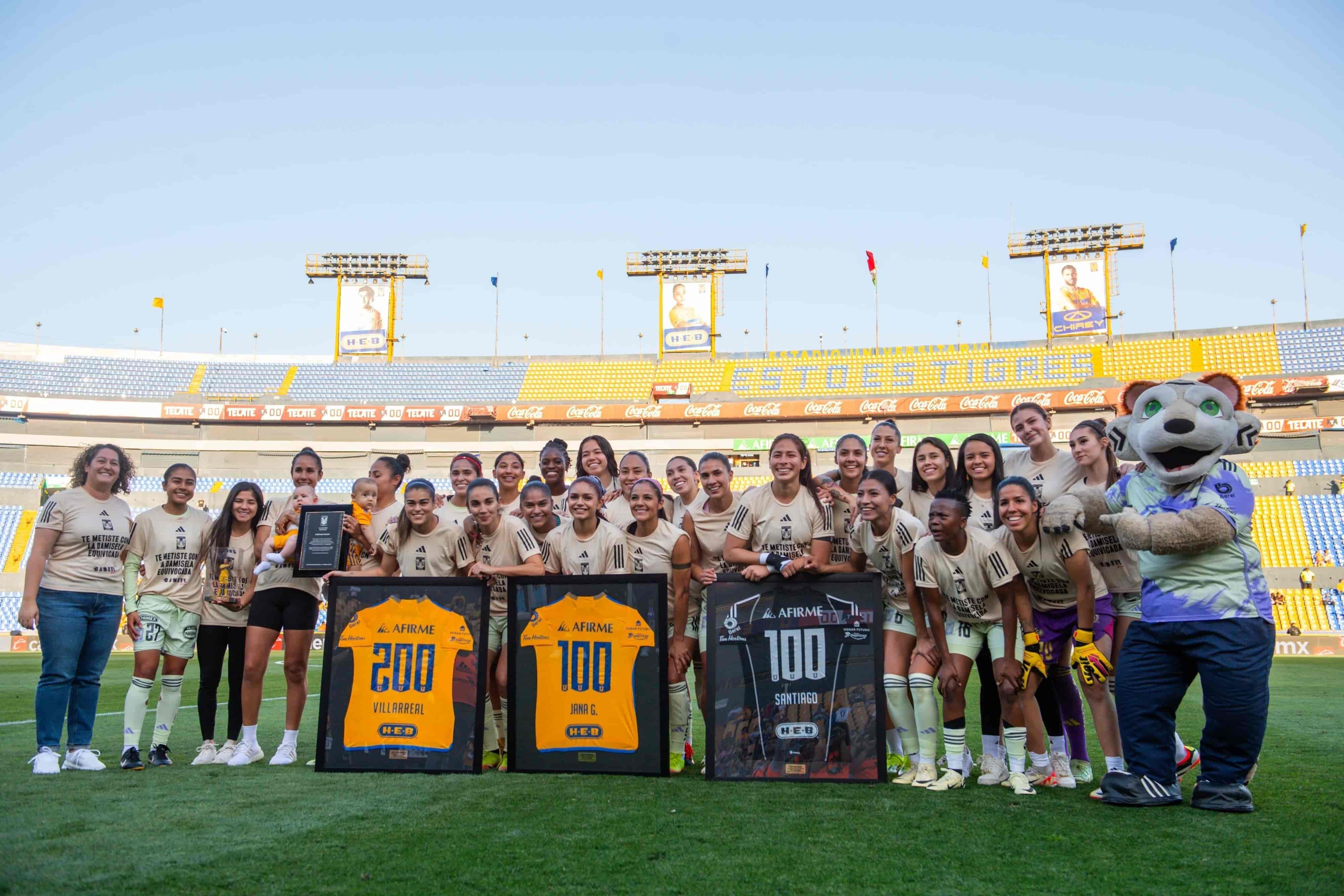Reconocimiento a Natalia Villarreal por llegar a 200 partidos con Tigres, así como a Jana Gutiérrez y Cecilia Santiago por llegar a 100.