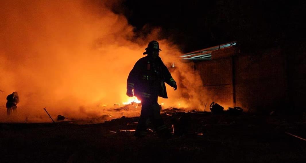 Incendio consume bodega de plásticos en Culiacán Incendio consume bodega de plásticos en Culiacán