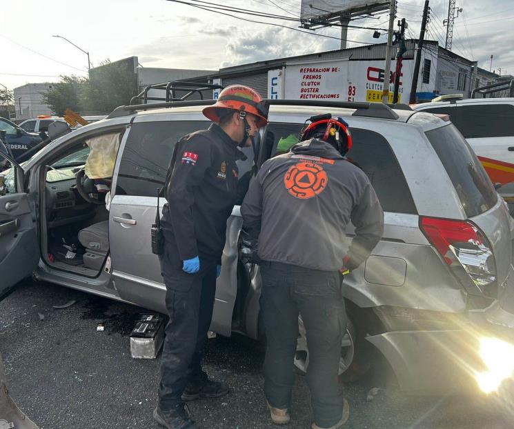 Choque entre camioneta y patrulla federal deja 9 lesionados