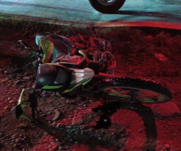 Resulta lesionado al chocar en su moto