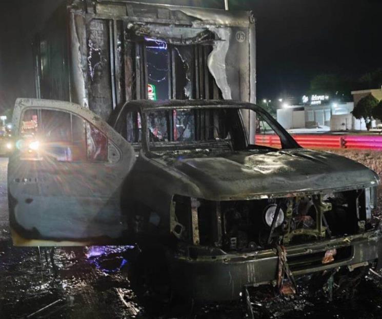 Arde camioneta en Cadereyta