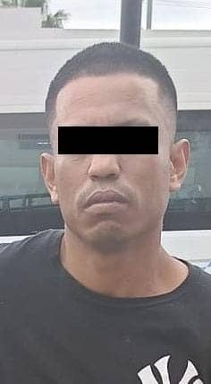 Cuando pretendía evadir a la autoridad, un hombre fue detenido por oficiales de la Policía de Monterrey, luego que presuntamente se le encontró en su poder un arma de fuego y 10 bolsas de plástico, que en su interior contenían hierba verde, con las características a la mariguana.