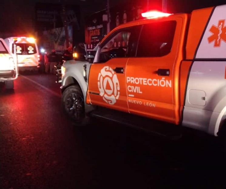 Impacta camioneta contra barandal