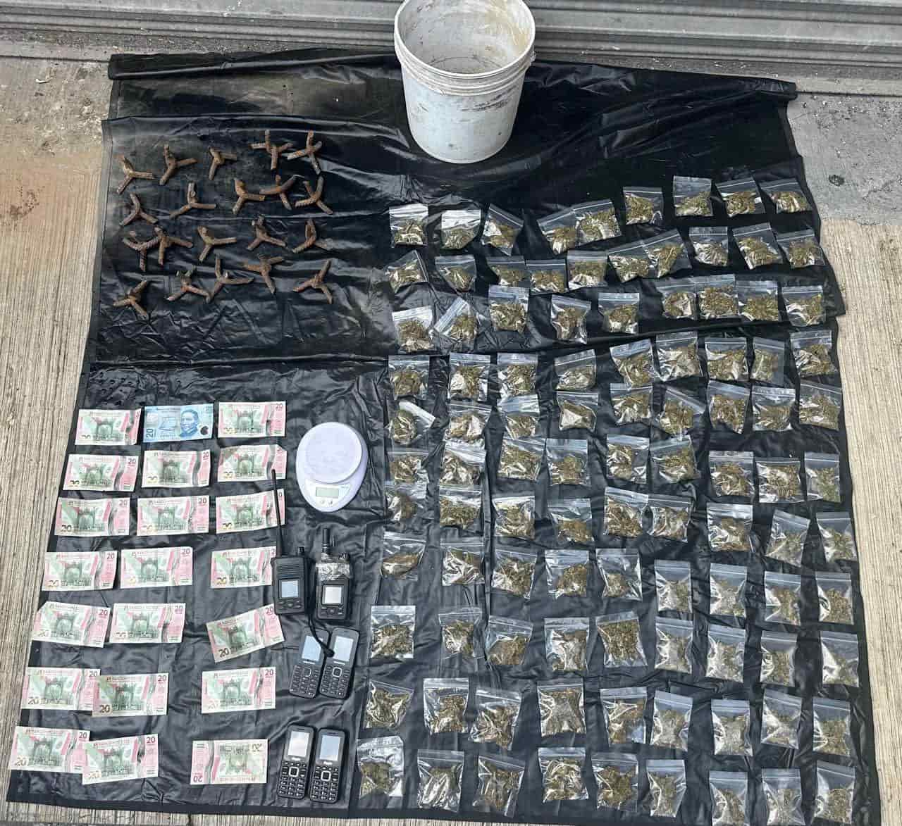 Cuatro sujetos que realizaban labores de halconeo, fueron detenidos por elementos de Fuerza Civil a quienes les decomisaron radiofrecuencias, droga y poncha llantas, en Ciénega de Flores.