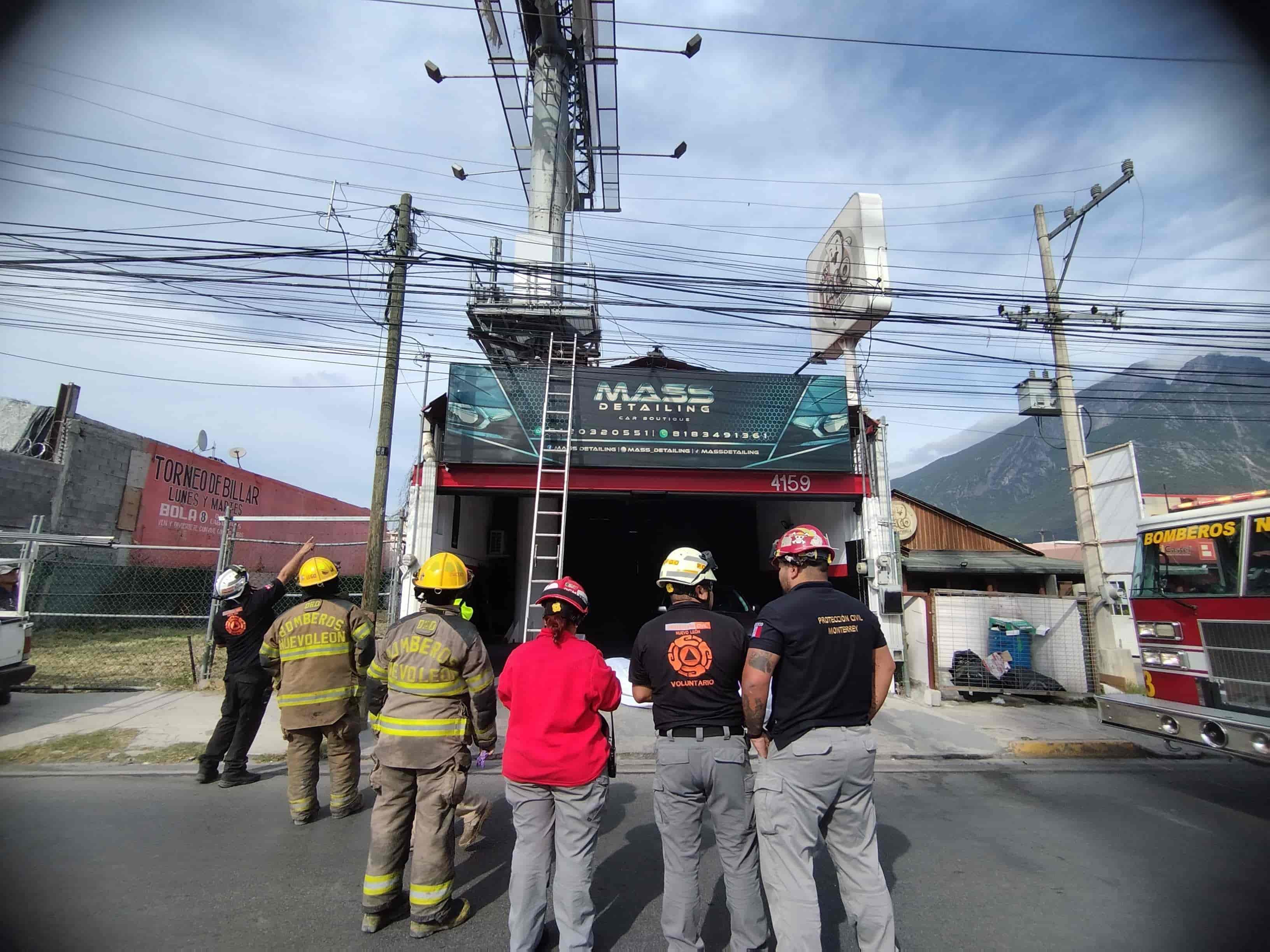 Un trabajador recibió una descarga eléctrica de 220 volts, cuando se encontraba colocando una lona en un anuncio panorámico, al sur de la ciudad.
