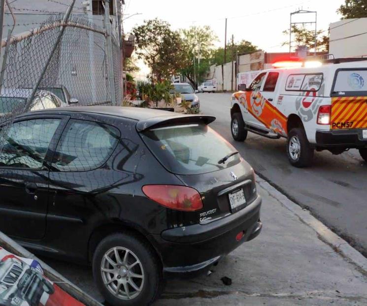 Impacta auto contra lote de autos