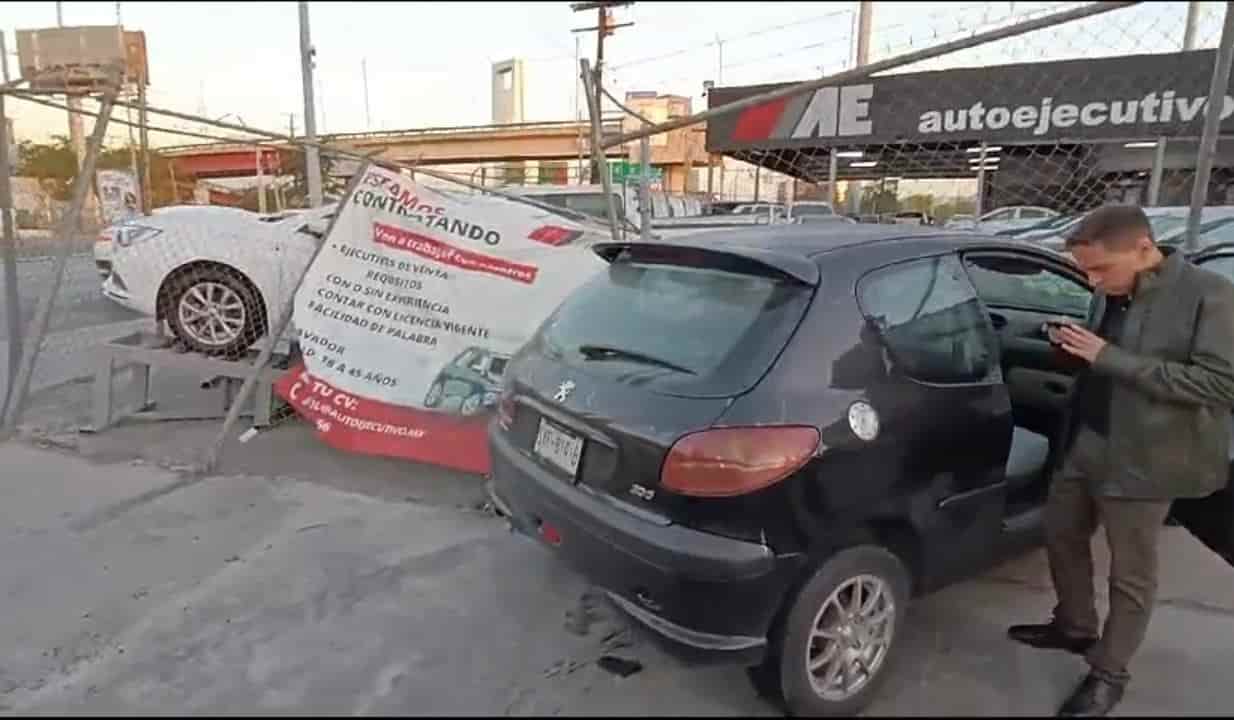 Tras darse a la fuga luego de chocar contra un camión de carga, un automovilista se estrelló contra un lote de autos donde dañó cuatro vehículos, ayer en la Colonia Buenos Aires, municipio de Monterrey.