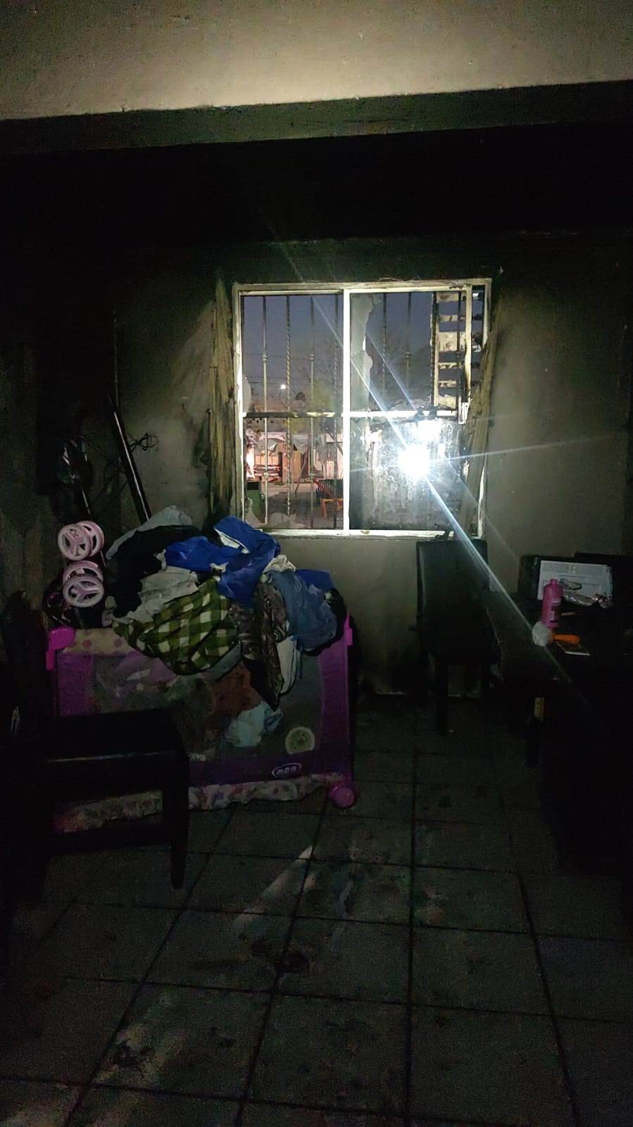 El incendio de un contenedor de basura movilizó a elementos de Bomberos de Nuevo León y Protección Civil, ayer en la Colonia Periodistas de México, al norte de Monterrey.