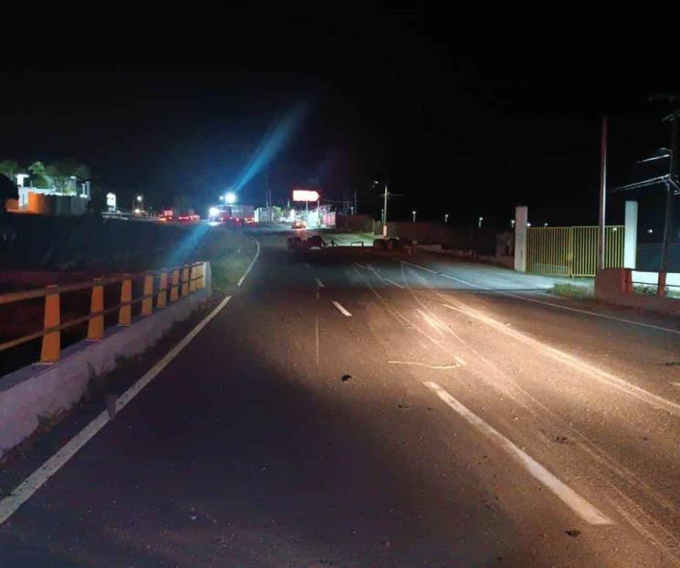 Vuelca tráiler con rollos de acero