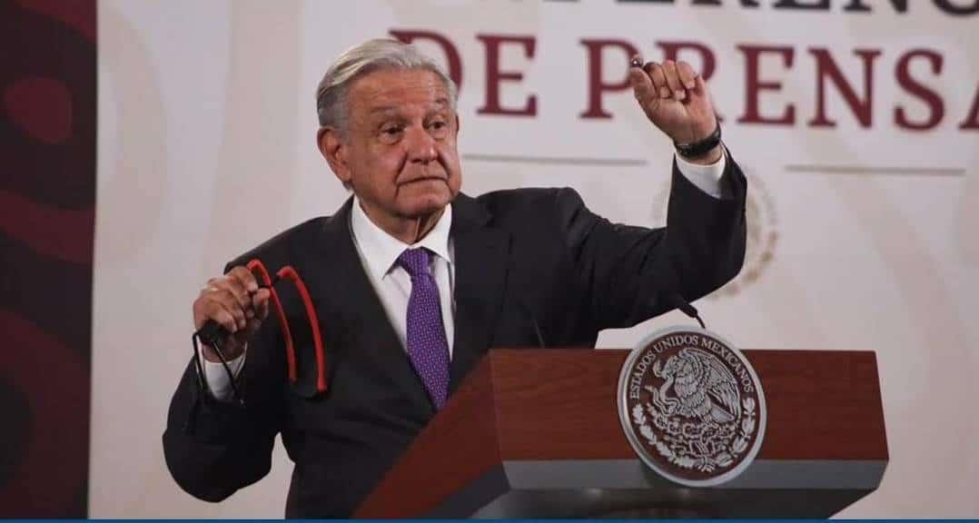 AMLO muestra resortera y balines que usaron normalistas en portazo