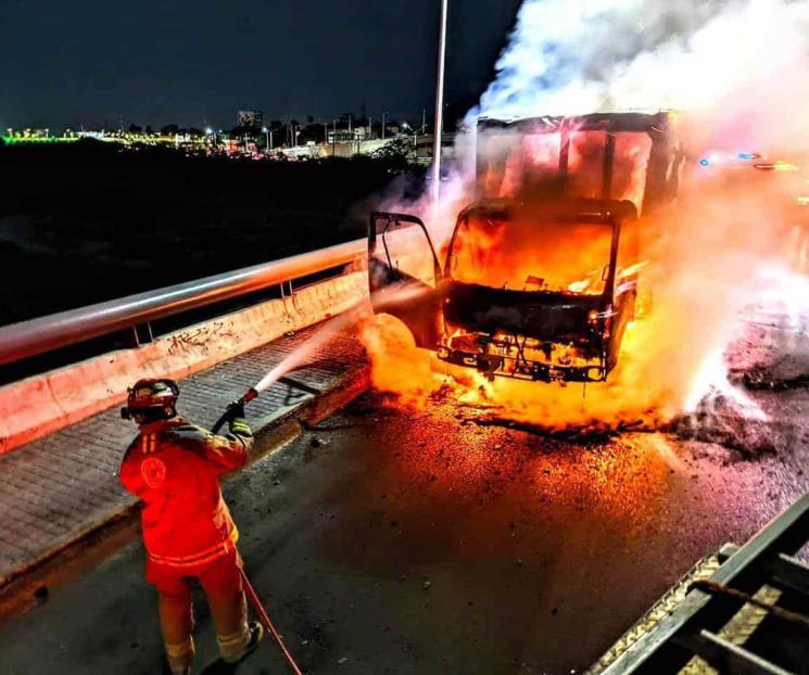 Acaba fuego con camión de carga