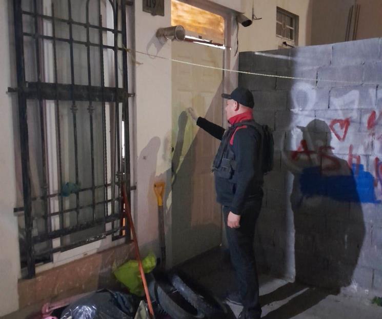 Hallan granada y pistola tras cateo