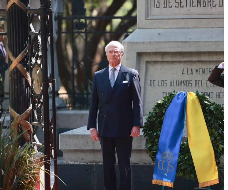 Reyes de Suecia hacen guardia de honor en Obelisco a Niños Héroes