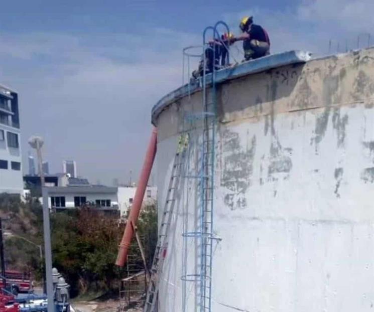 Cae albañil 8 metros dentro de tanque