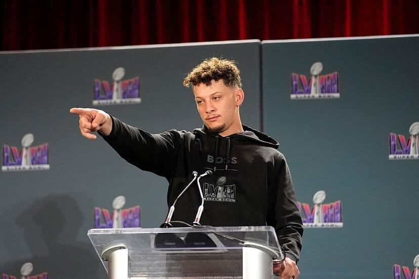 Reestructura Mahomes su contrato en la NFL