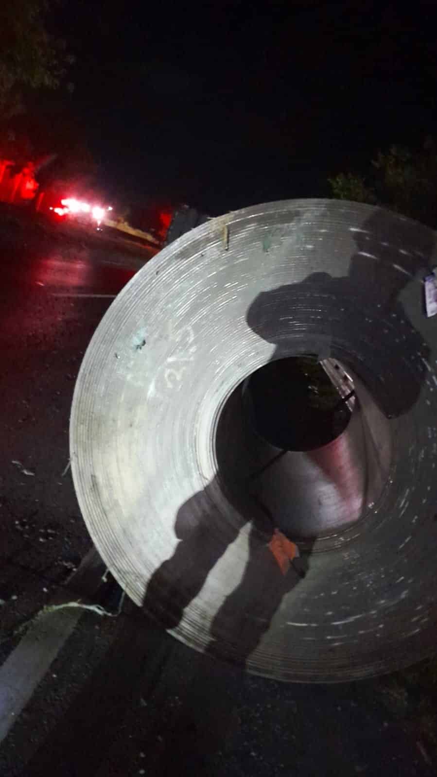 La volcadura de un tráiler que llevaba rollos de acero, movilizó esta madrugada a elementos de Protección Civil municipal y del Estado, la madrugada de ayer en la Carretera Nacional, municipio de Allende.