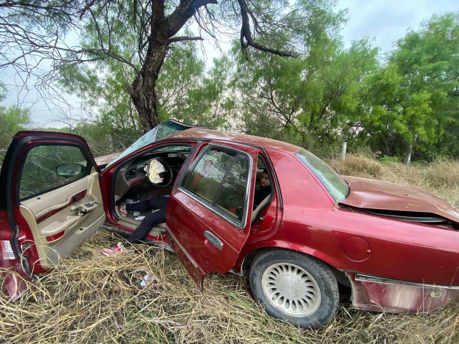 Un saldo de cuatro lesionados dejó un accidente entre un vehículo y una camioneta, ayer en la Carretera a Reynosa, municipio de General Bravo.