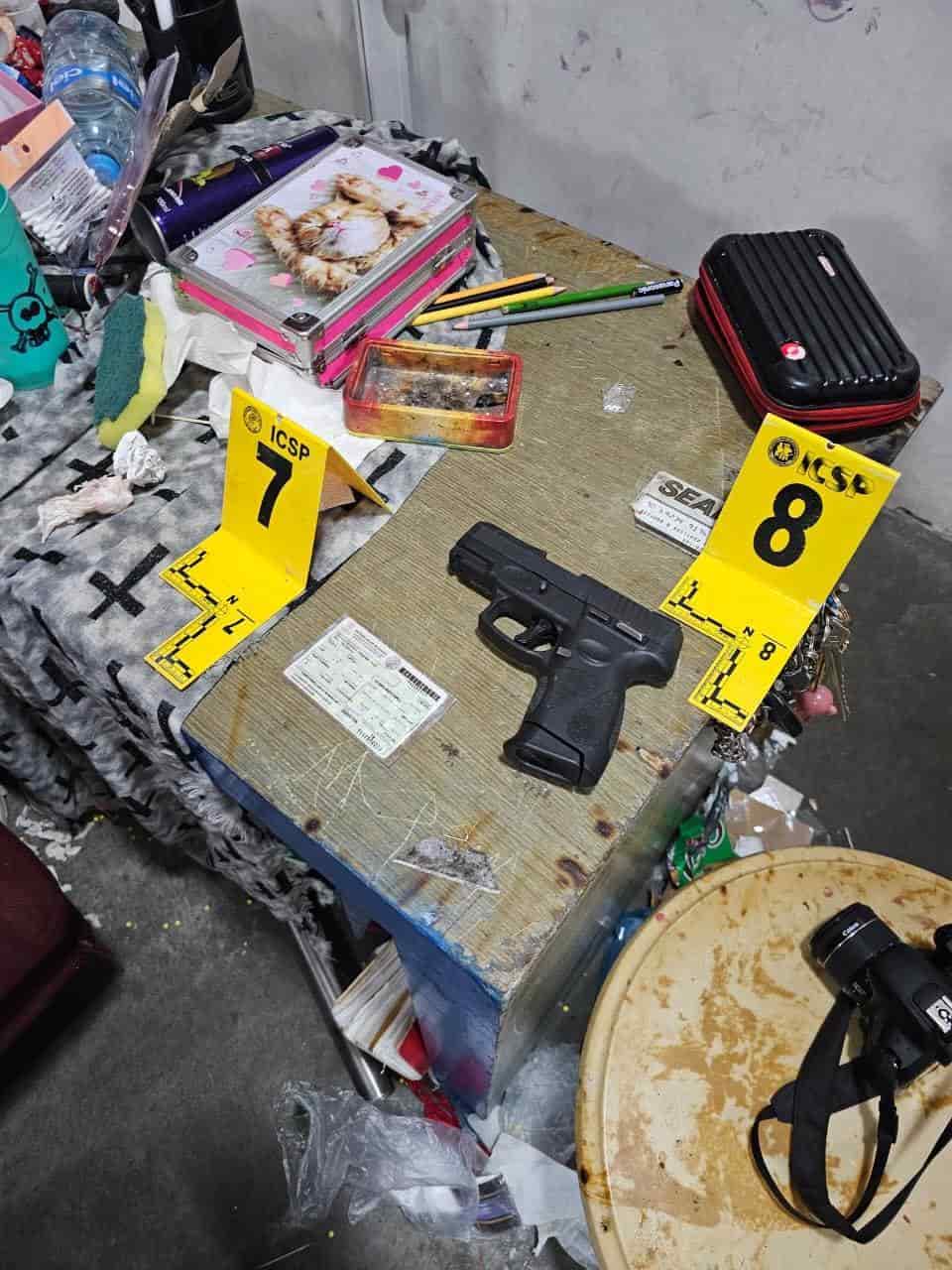 Como parte de indagatorias por robo de vehículos, la Fiscalía General de Justicia de Nuevo León realizó un cateo a domicilio donde se encontró lo que parecía ser una granda de fragmentación y un arma corta, ayer en el municipio de García.