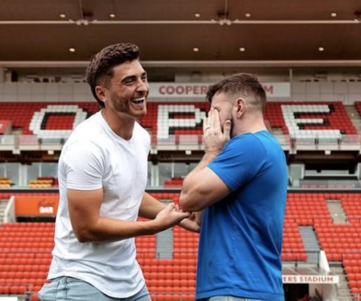 Primer jugador gay, Josh Cavallo, pide matrimonio a su novio