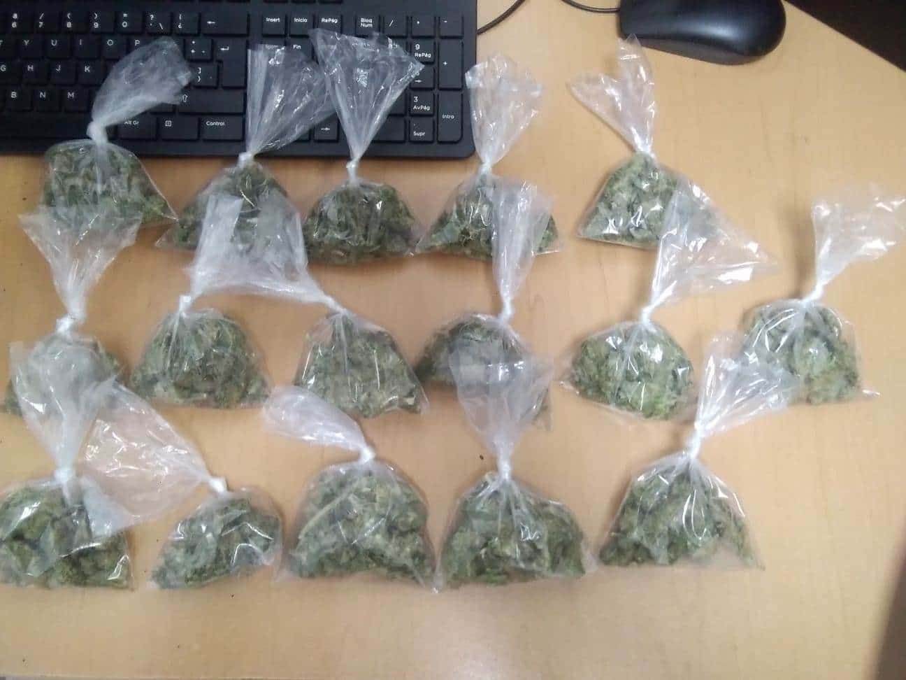Dos hombres que peleaban en la calle por la presunta posesión de dosis de marihuana fueron detenidos por policías de Proxpol Escobedo en la Colonia Fernando Amilpa.