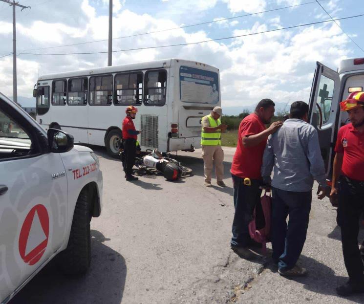 Resulta mujer herida al chocar en su moto