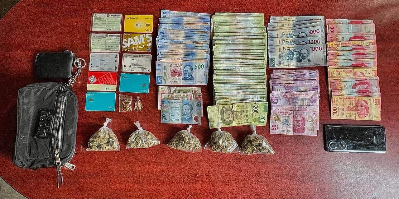 Una mujer que discutía con un hombre en la vía pública, fue detenida por oficiales de la Policía de Monterrey, luego de que presuntamente le encontraran en su poder seis bolsas con mariguana y más de 87 mil pesos en efectivo, en el centro de la ciudad.