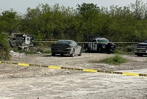 El cadáver de un hombre maniatado y envuelto en una cobija, fue encontrado ayer en una brecha en la parte posterior de la Colonia Residencial Murán, en el municipio de Apodaca.
