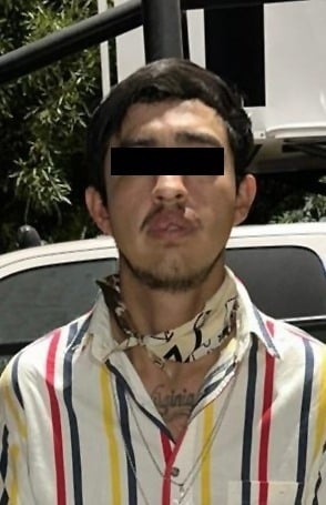 Cuando discutía con otra persona, un joven fue detenido por oficiales de la Policía de Monterrey, luego de que al revisarlo le encontraron mariguana, un arma tipo escuadra y dos cartuchos hábiles calibre .9 milímetros, en la Colonia Industrial.