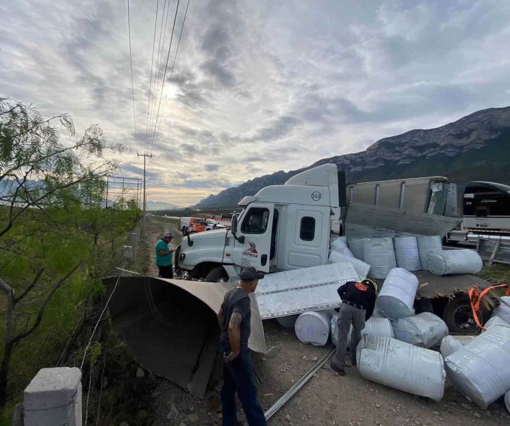 Pierde el control de tráiler y se sale del camino