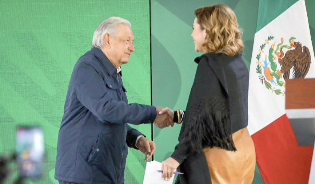 Las mujeres conducirán destino del país: AMLO