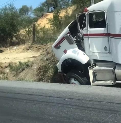 Choca tráiler y ocasiona caos vial