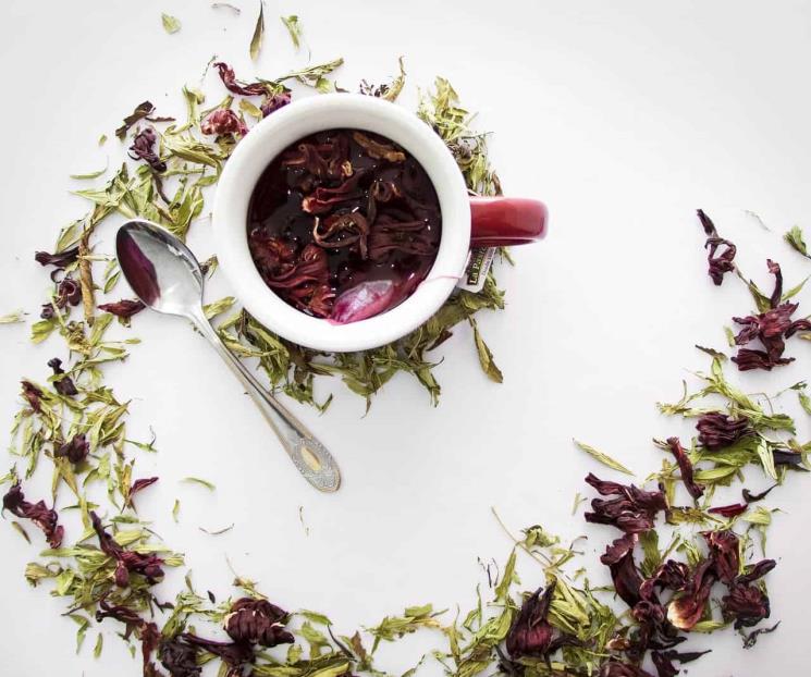 Estos son los beneficios de tomar infusión de jamaica en la noche