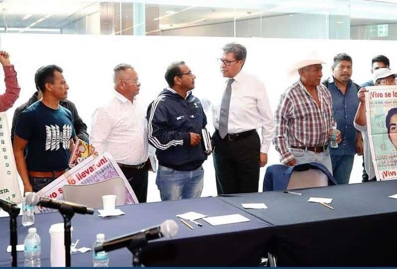 AMLO reacción tras reunión de Monreal con familiares de normalistas