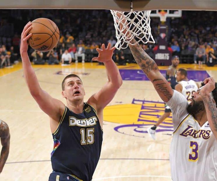Brilla Nikola Jokic en victoria de los Nuggets