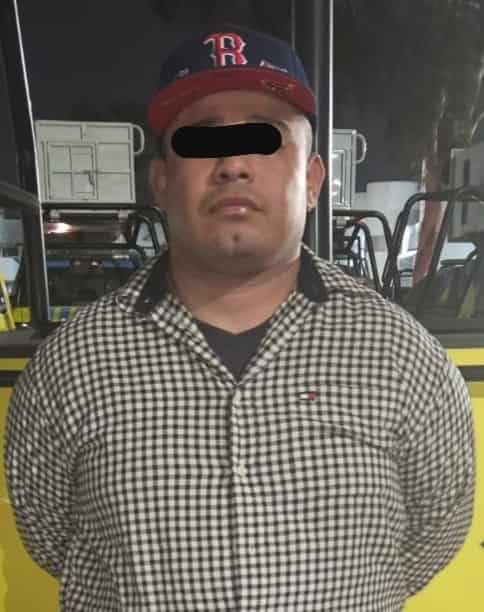 Elementos de la Policía de Monterrey detuvieron a una persona que portaba hierba verde con las características de la mariguana, un arma de fuego tipo replica y además contaba con orden de aprehensión vigente por el delito de robo con violencia a negocios y es relacionado con al menos 20 asaltos a tiendas de conveniencia en la zona metropolitana.