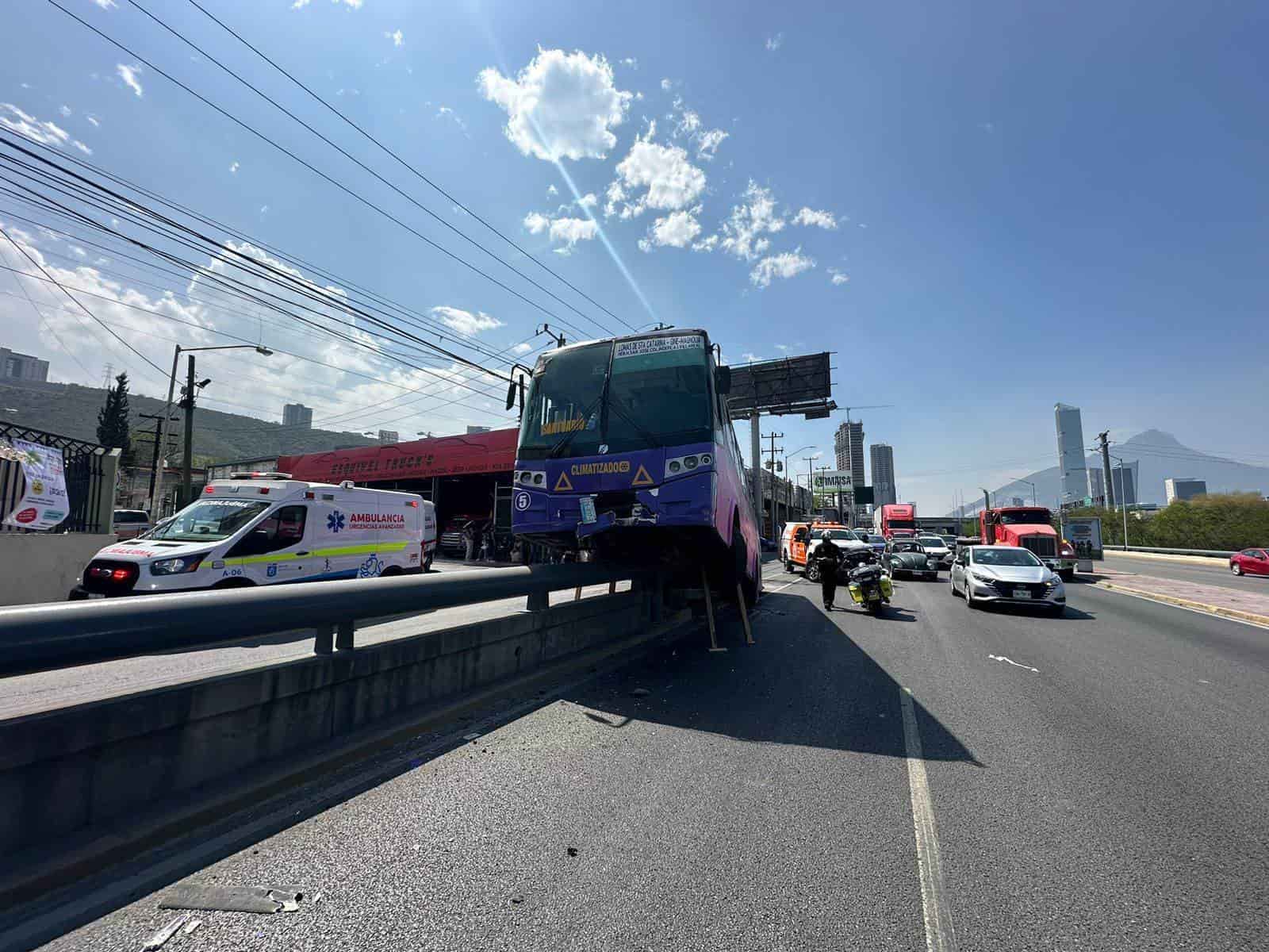 Un saldo de ocho lesionados dejó un accidente en el que un transporte urbano de la Ruta 202 Santuario Lomas de Santa Catarina, terminó sobre un brandal de protección, la tarde de ayer en Morones Prieto a la altura de la Colonia Nuevas Colonias, al sur de Monterrey.
