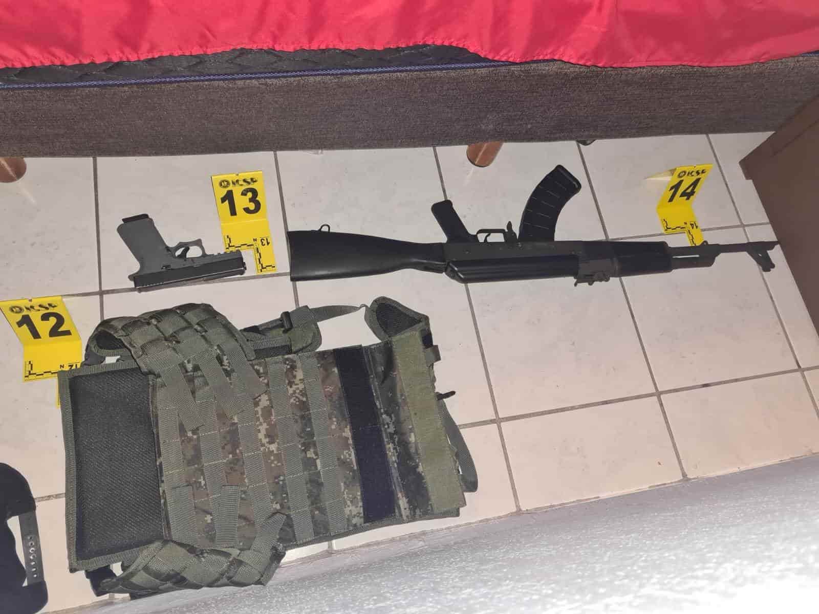 Elementos de la Agencia Estatal de Investigaciones catearon un domicilio donde se refugiaban y guardaban el armamento el policía de Guadalupe y sus subordinados.