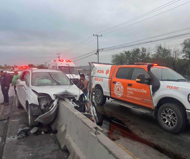Auto se estrella contra muro y resultan dos lesionados