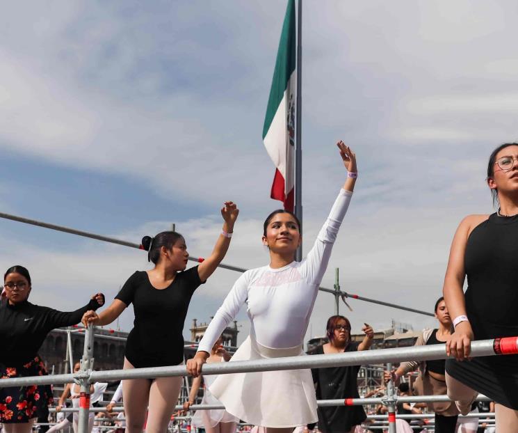 Primera clase masiva de Ballet en el Zócalo
