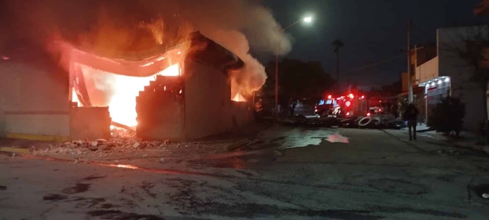 Un incendio se registró la madrugada de ayer en una bodega de llantas y vulcanizadora de la Colonia Moisés Sáenz, municipio de Apodaca, zona donde se evacuaron a 15 personas que habitan en domicilios aledaños.