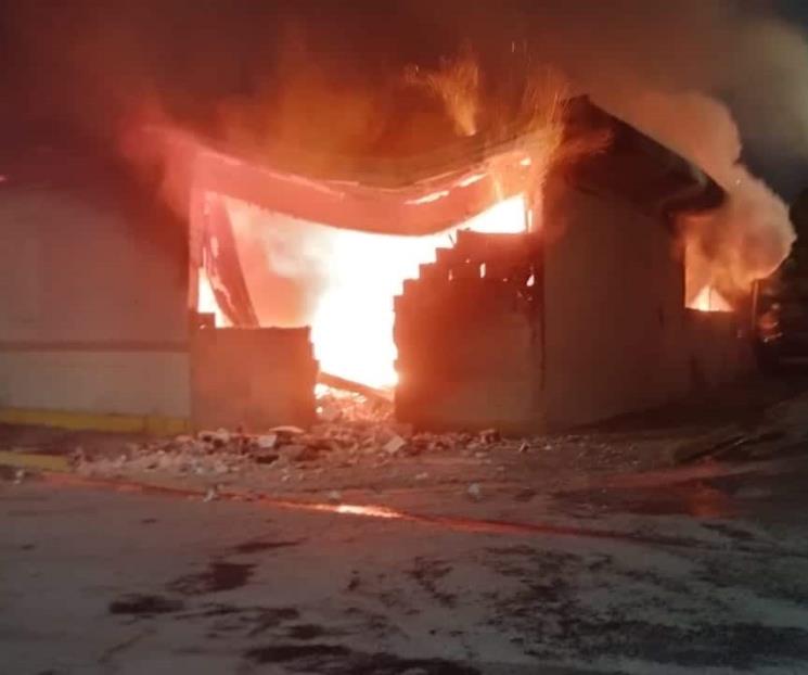Se incendia bodega de llantas en Apodaca